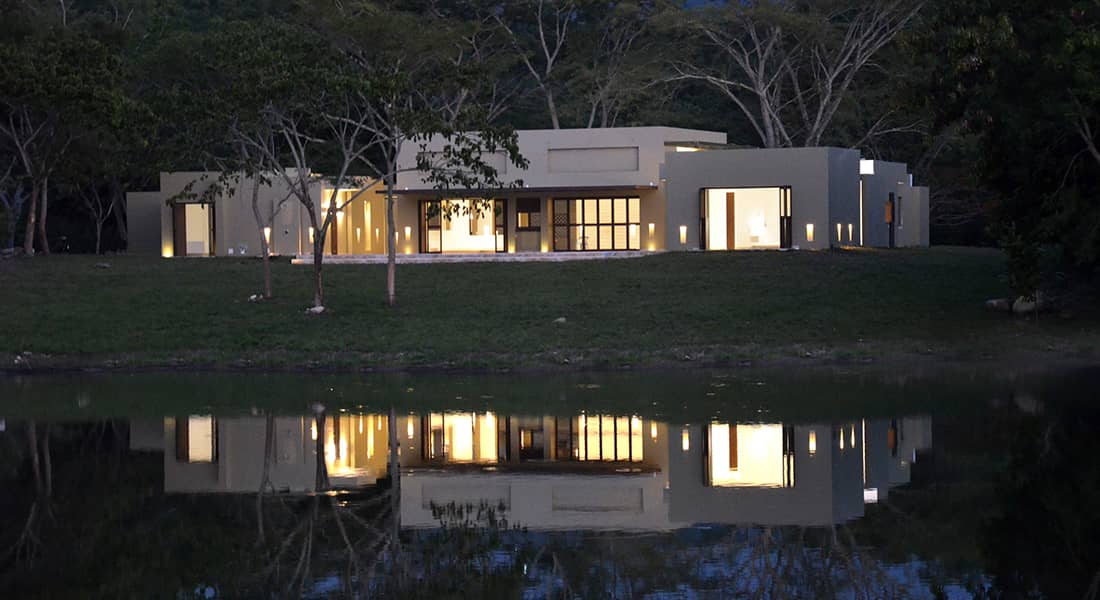 fachada con lago casa campestre mesa de yeguas noche