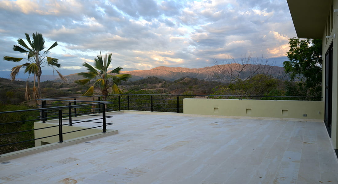 piscina Y fachada noche casa campestre ricaurte